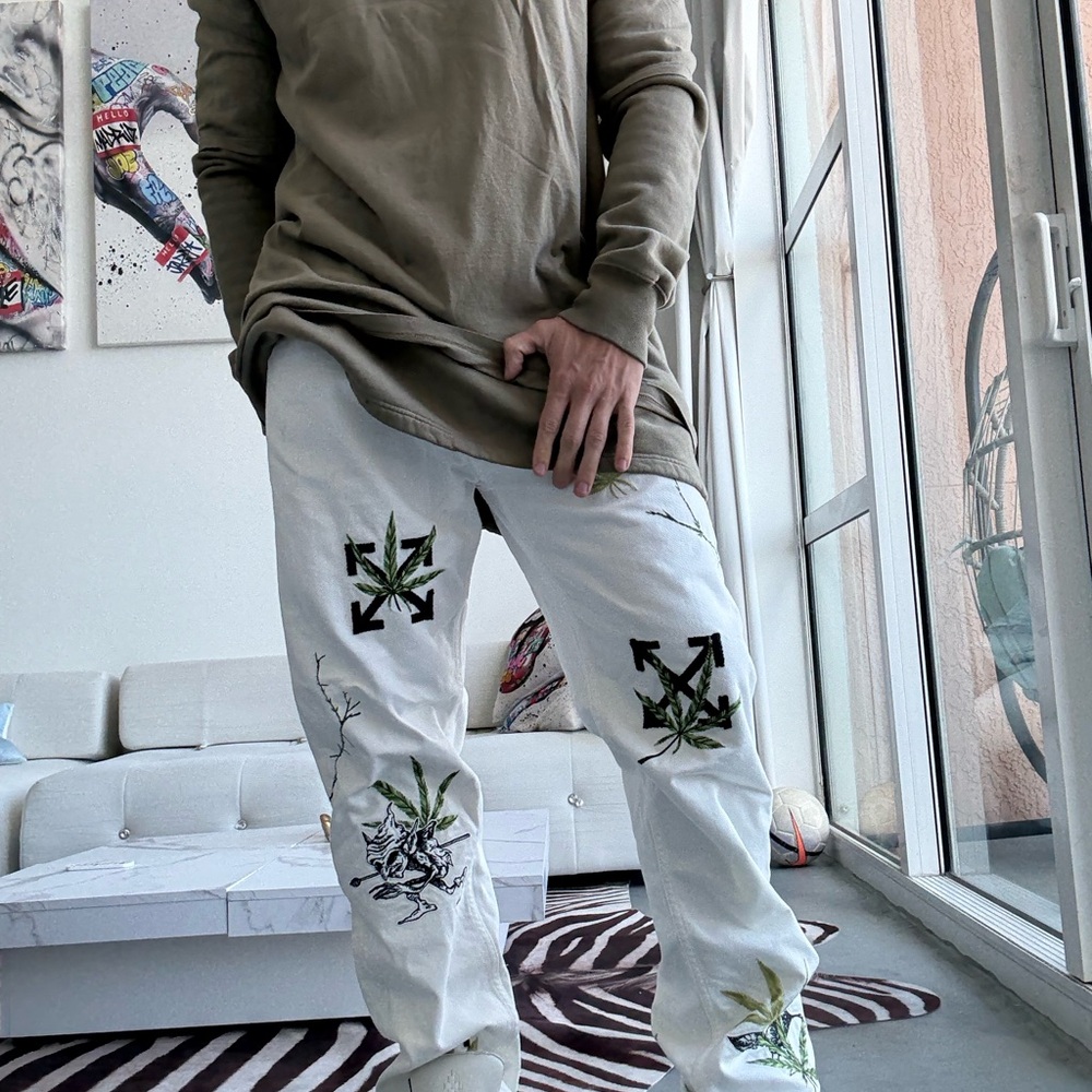 Off-White White Graphic Jeans – Bold Streetwear Vibe